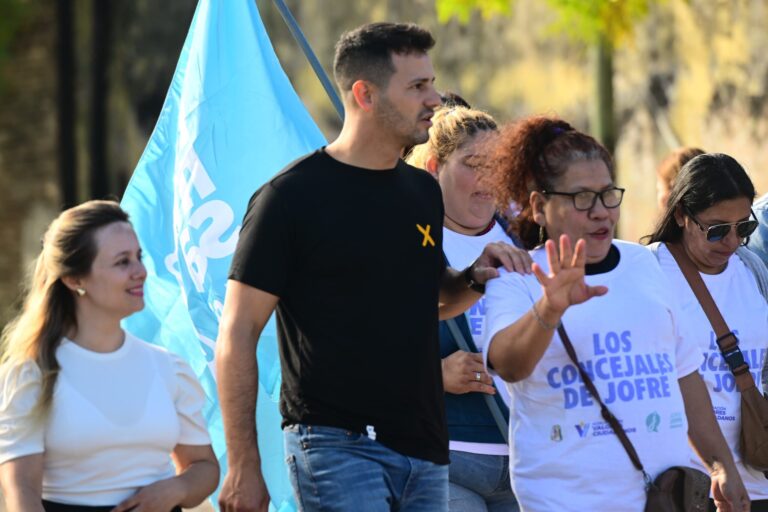 Los candidatos continúan con la caminata por los barrios de la ciudad