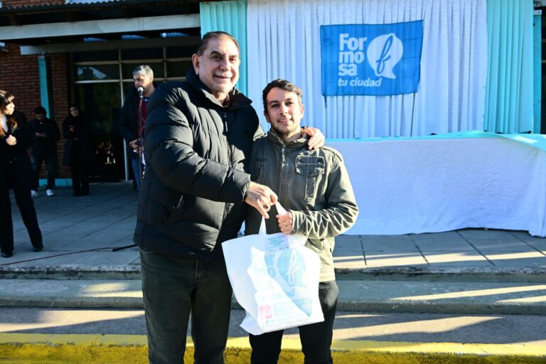 Jofré entregó indumentaria de trabajo a empleados de la Secretaría de Hacienda