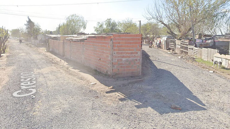 Balearon a quemarropa a un adolescente mientras estaba sentado en la vereda en Rosario