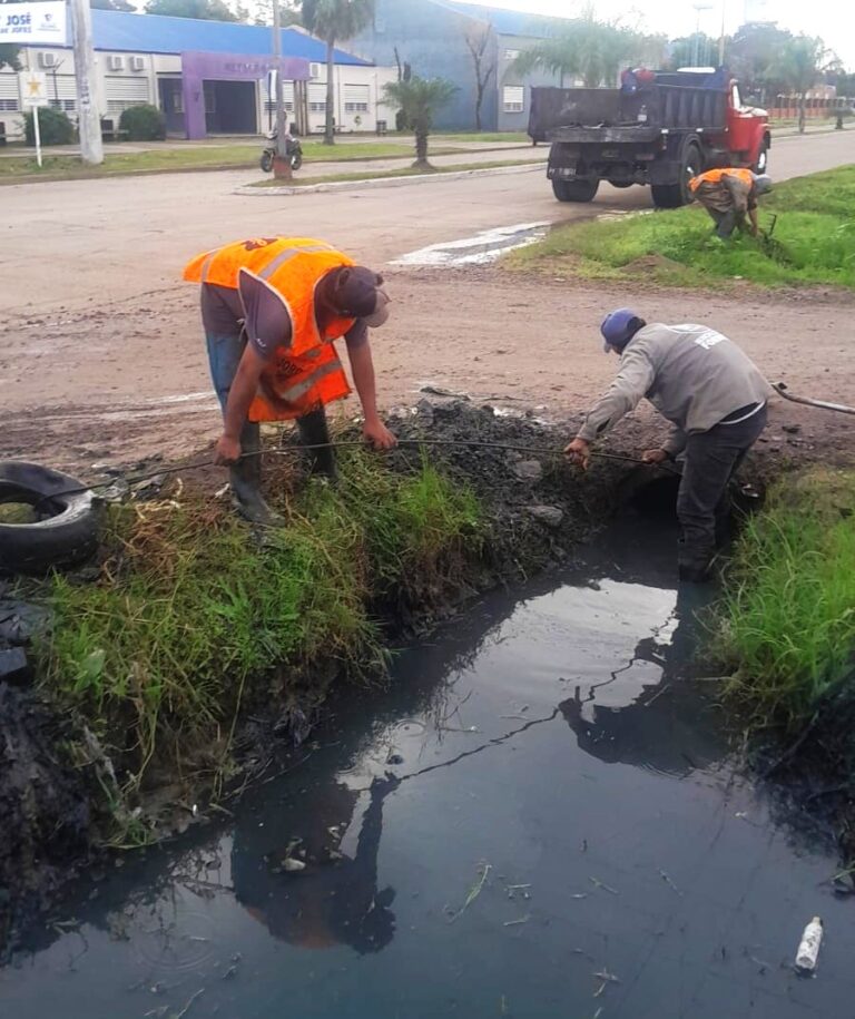 La comuna dio continuidad este lunes a los trabajos de mantenimiento del drenaje urbano
