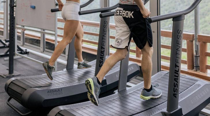 Caminar no sirve: científica biomédica advierte que hacer 10 mil pasos al día es una pérdida total del tiempo