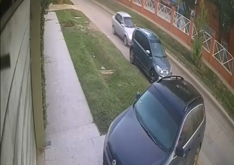 Buscan a Conductor que Chocó Auto Estacionado en Salta y Berutti