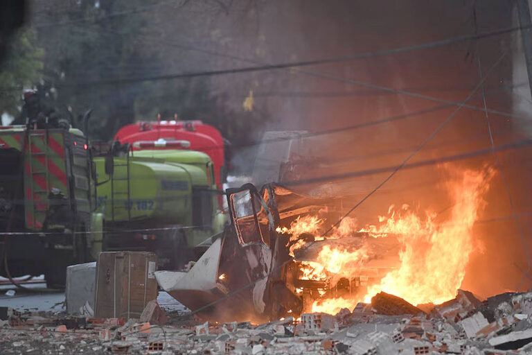 Incendio en La Plata: bomberos detectaron tanques de nafta bajo la estructura y hay preocupación