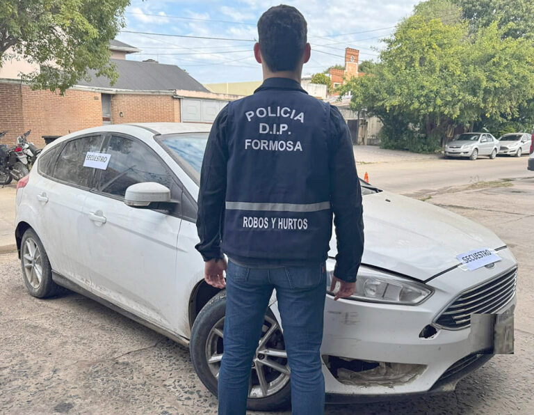 Hallaron vehículo que colisionó contra el portón de una vivienda y se diera a la fuga