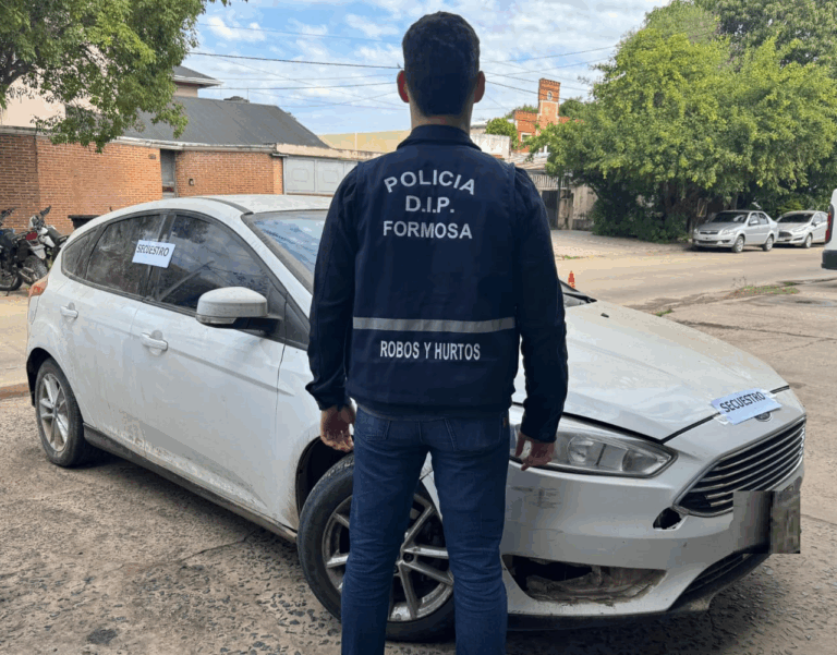 Hallaron el auto que colisionó contra el portón de una vivienda en pleno centro y se dio a la fuga