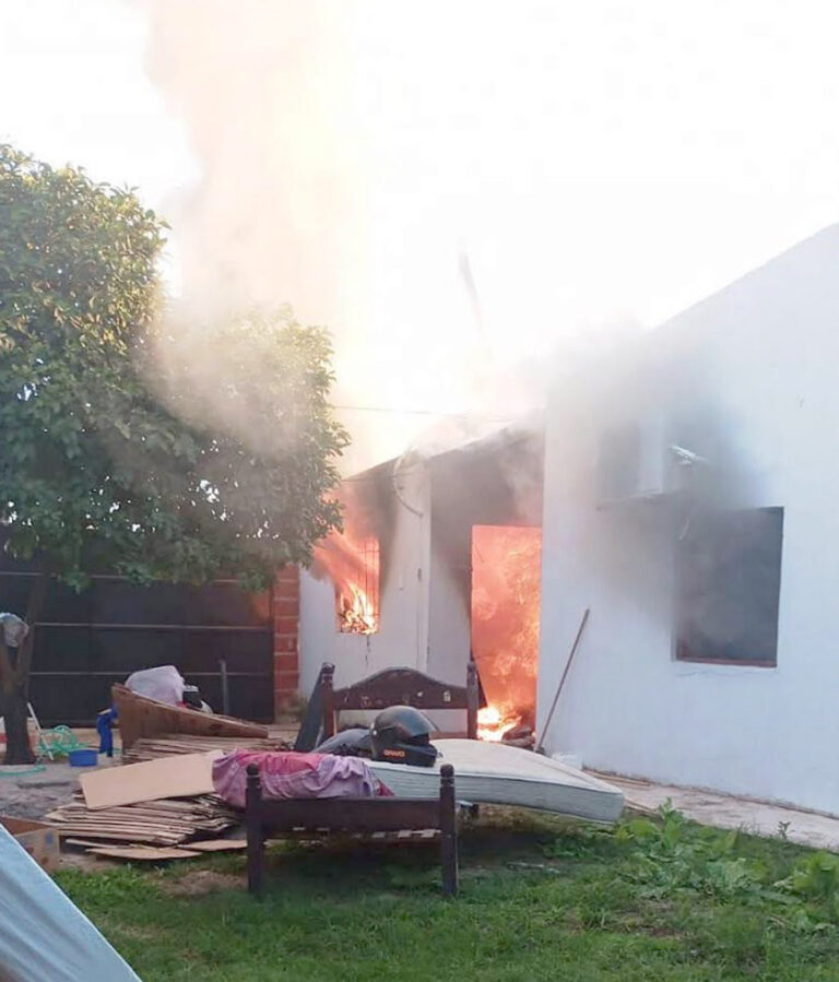 Bomberos evitaron que el incendio de una casa se propague a viviendas vecinas