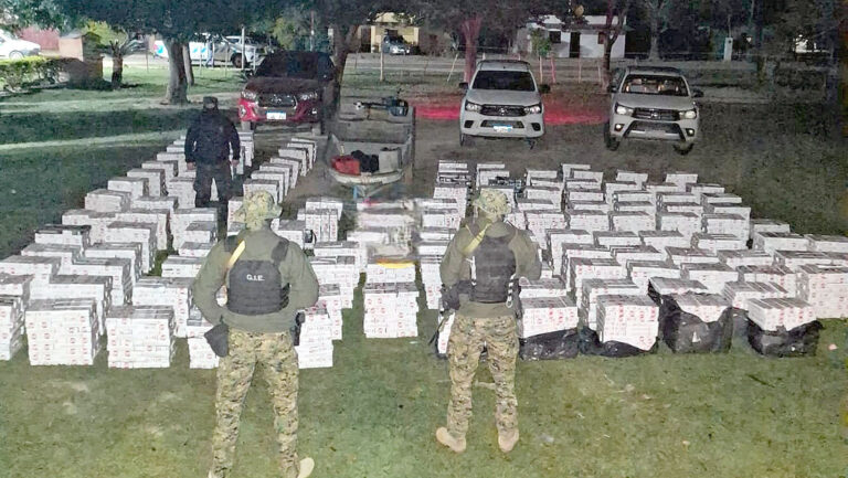 Golpe al contrabando en la ribera del Bermejo: la UEAR incautó cigarrillos ilegales y tres camionetas Hilux