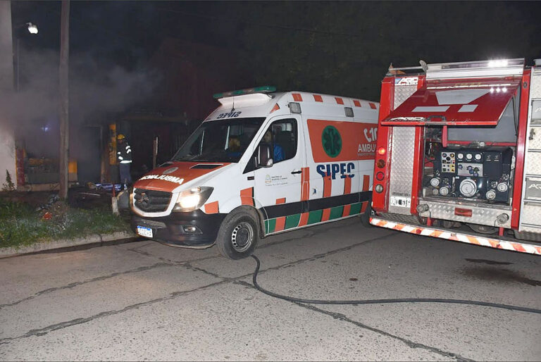 Voraz incendio en una vivienda del B San Martín: investigan el hallazgo de cartuchos militares