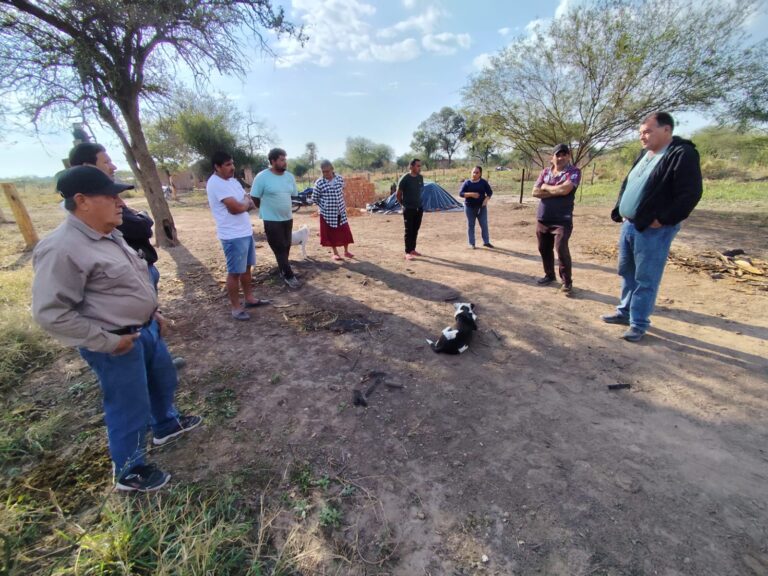 Las Lomitas: Las familias del barrio Industrial Norte se reunieron luego de que el Intendente amenace con llevar máquinas para desalojarlos