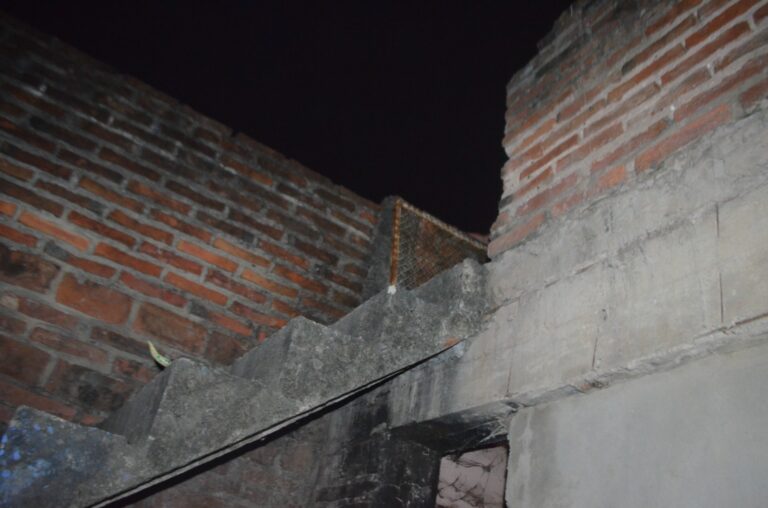 Un bebé de un año cayó del primer piso de un departamento y está grave