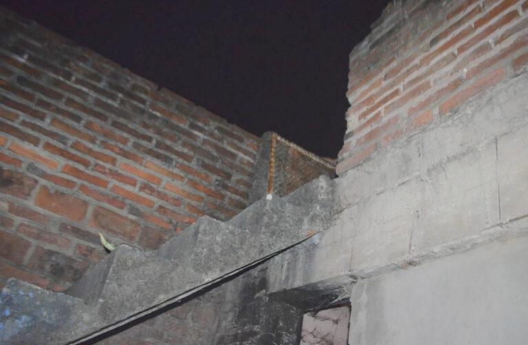 Un bebé cayó del primer piso de un departamento