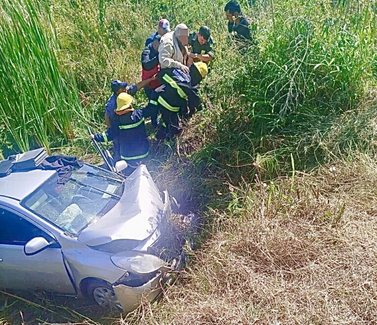 Vuelco dramático en la Ruta 11: Una pareja rescatada tras caer a un estero