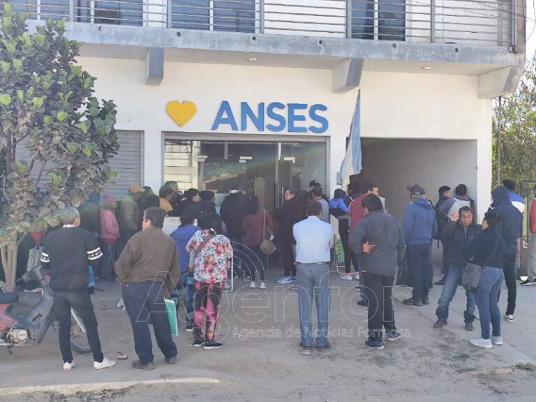 Reclamo en Las Lomitas de personas que perdieron pensiones no contributivas