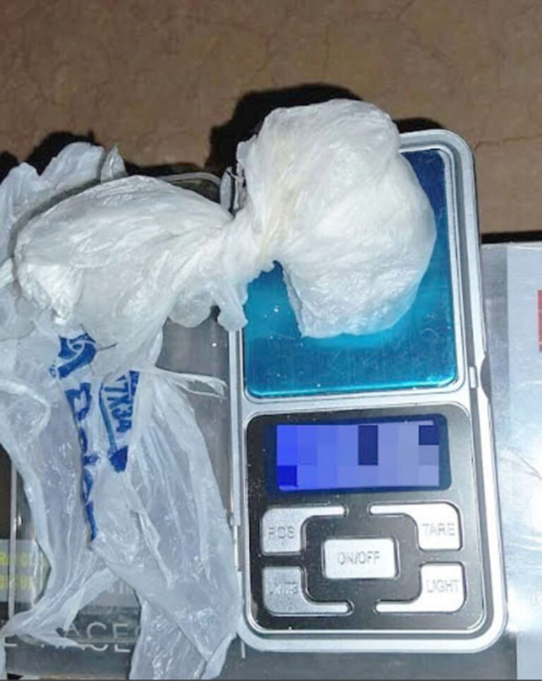 Tiró droga para burlar un control policial, pero igual lo detuvieron