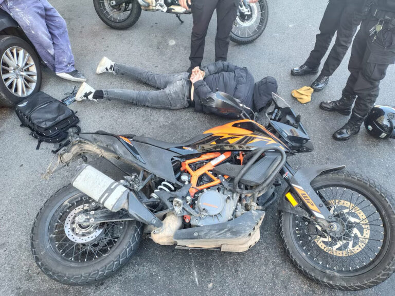 Capturaron a motochorros que escaparon de la Policía y atropellaron a una mujer