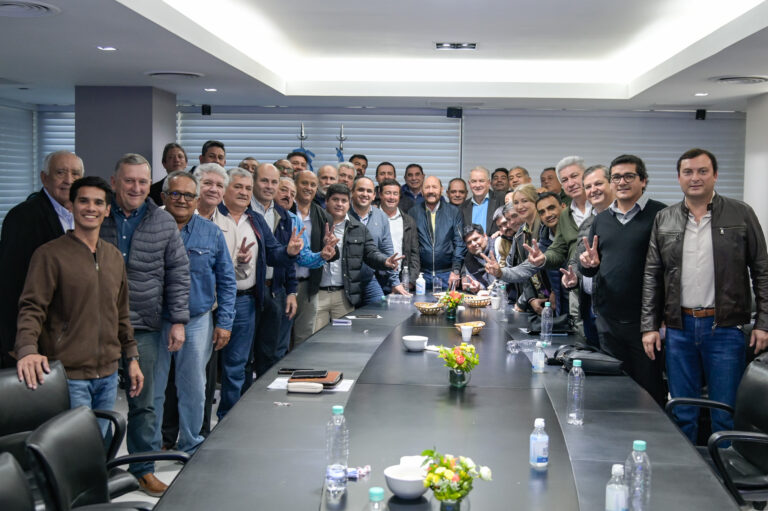 Gildo Insfrán se reunió con intendentes y presidentes de comisiones de fomento
