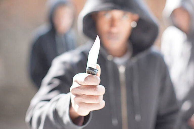 Arrestaron a un sujeto que amenazó de muerte a su expareja y a otro joven con un arma blanca