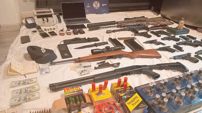 Fueron a desmantelar un búnker narco y se encontraron con un arsenal de armas de guerra