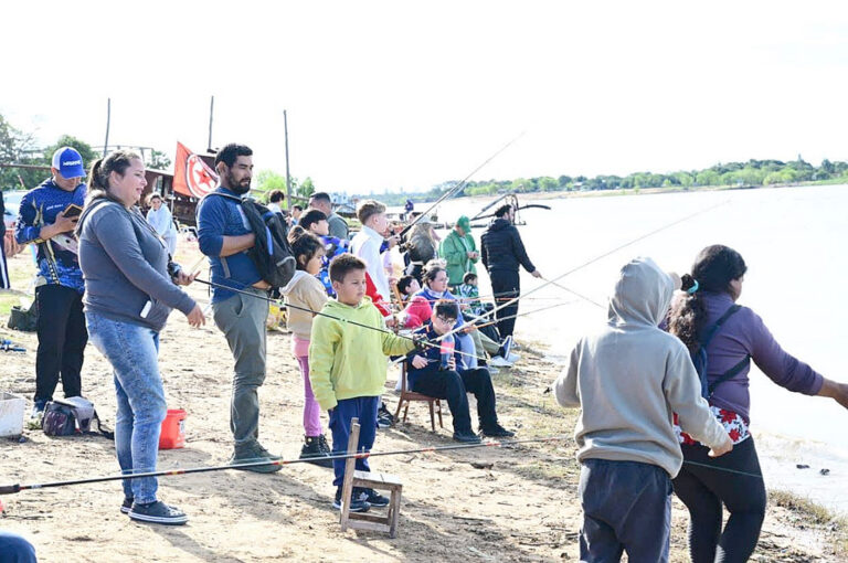 Con un gran encuentro de pesca a orillas del río Paraguay, la Municipalidad dio cierre al Mes de las Infancias