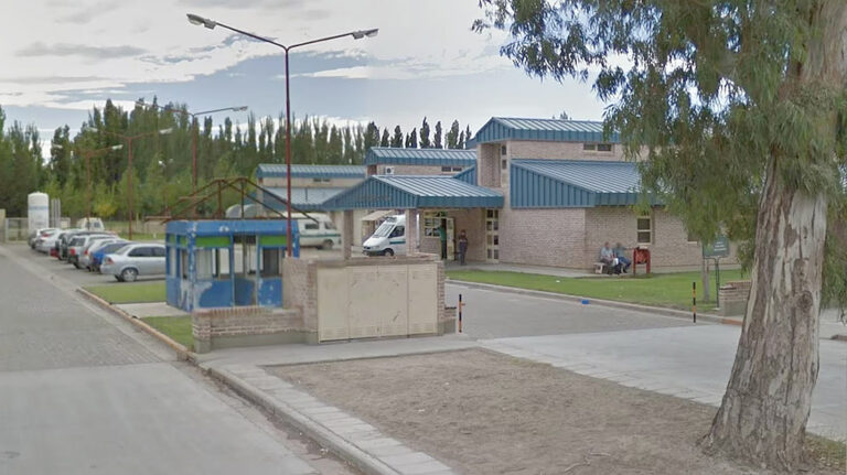 Le dio una gran cantidad de golpes de puño al bebé: quedó acusado por matar a su hijo de 39 días