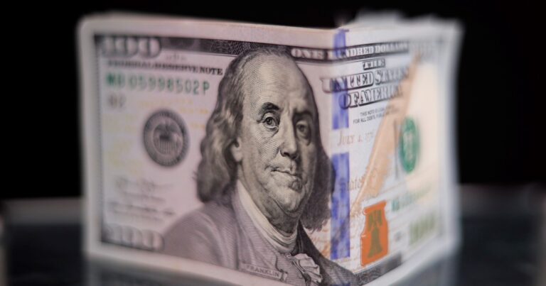 A dos meses del «Comprá campeón», la escalada del dólar obliga al Gobierno a meter mano y dejar las chicanas