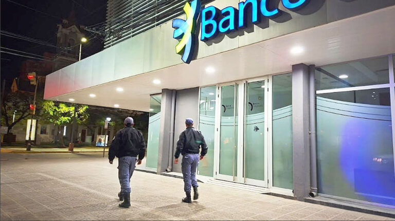 Se puso en marchaun amplio operativo policial en inmediaciones a los bancos y cajeros automáticos