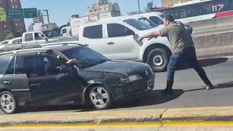 Discutió con un conductor, se bajó del auto y lo amenazó con un arma en plena General Paz