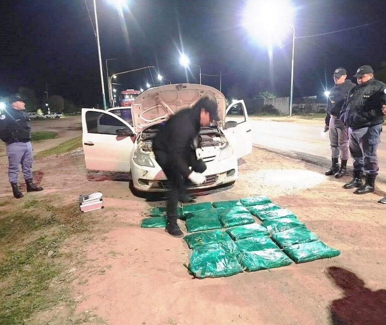 Lo descubrieron con un cargamento de hojas de coca valuado en más de un millón de pesos