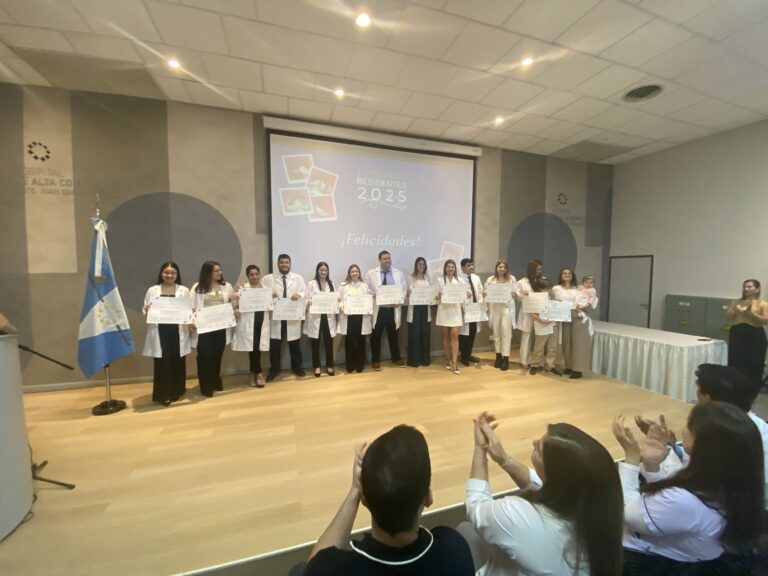 Nuevos residentes inician su formación y 13 profesionales culminan su especialización