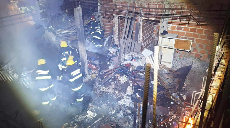 Bomberos evitó que el voraz incendio de un depósito se propague a casas vecinas