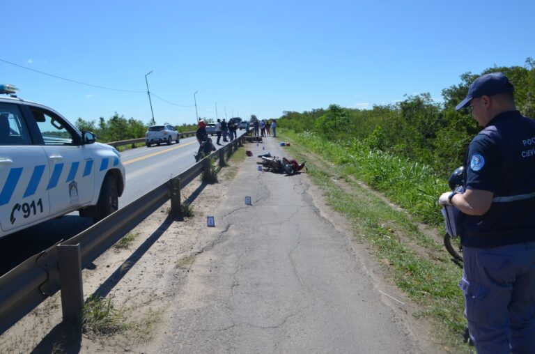 Fuerte choque entre dos motos dejó como saldo una víctima fatal: iban en el mismo sentido de circulación