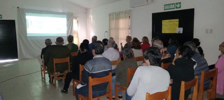 Adultos mayores disfrutaron de una tarde de cine en la Casa de la Solidaridad del barrio Obrero