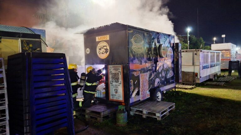 Cortocircuito habría provocado incendio de un food truck en el paseo ferroviario