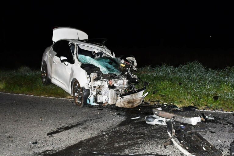 Choque frontal entre auto y camión casi termina en tragedia en la ruta 81