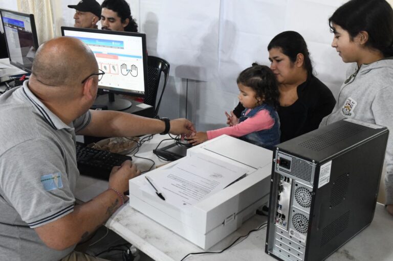 Vecinos del Lote 4 facilitaron sus gestiones con el programa Identidad Formoseña