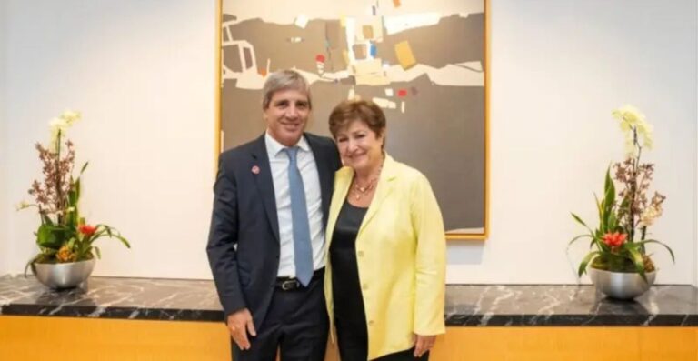 Obligado por la crisis. El FMI sale a respaldar a un gobierno débil