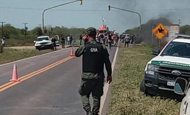 Tensión en la Ruta 81: originarios cortan el tránsito y chocan con Gendarmería