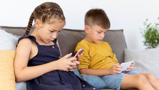 Francia evalúa prohibir el acceso a redes sociales a menores de 15 años por motivos de salud