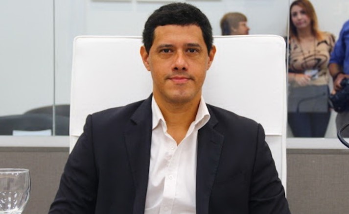 Concejal Diego Herrera juró por la nueva Constitución con disconformidad: Es una reelección encubierta