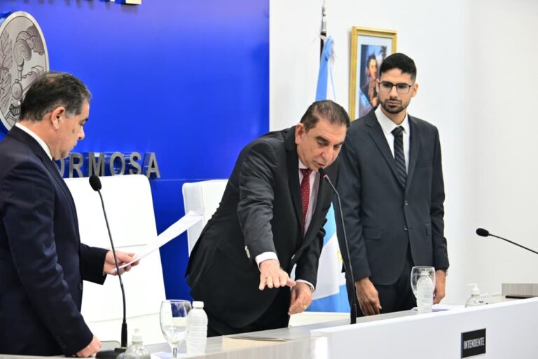 El Intendente JorgeJofréjuró la nueva Constitución Provincial