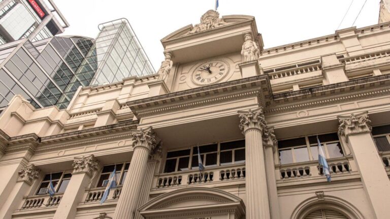 El dólar mayorista superó el techo de la banda y el BCRA quedó habilitado para intervenir