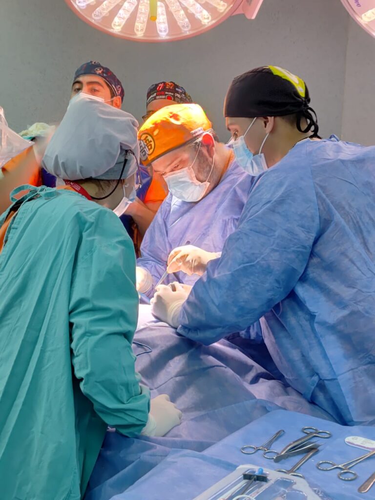 El hospital de Alta Complejidad y el Hospital de la madre y el niño llevan adelante un importante procedimiento quirúrgico