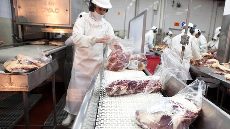 El Gobierno anunció la baja temporal de retenciones a cero para las carnes vacuna y aviar