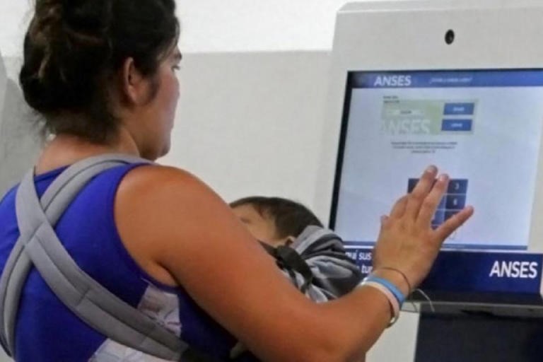 A pedido del FMI, Milei proyecta un ajuste en la AUH y las asignaciones familiares