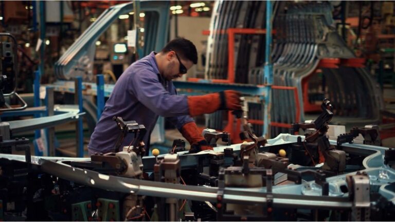 Empresas industriales en alerta: caen pedidos, se complica el crédito y casi no prevén subas en empleo