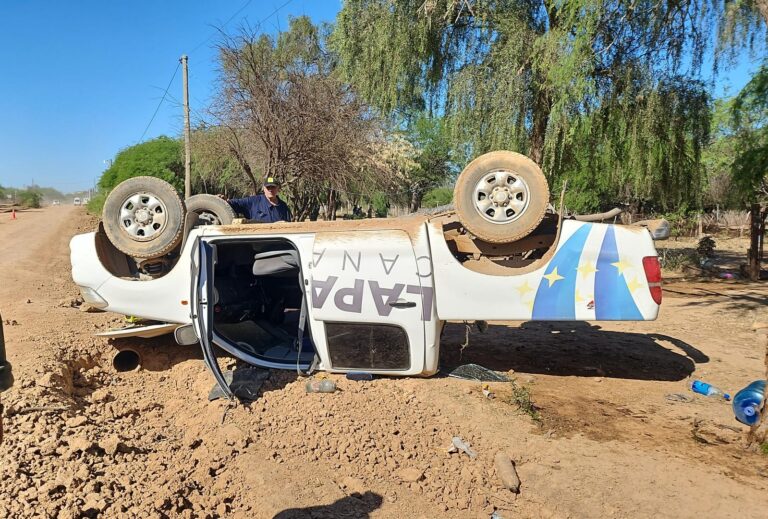 Una camioneta de Canal 11 volcó: de milagro sus tres ocupantes salieron ilesos