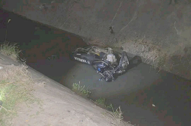 Siniestro fatal en zona sin iluminación ni señalización: un motociclista falleció tras caer a un zanjón