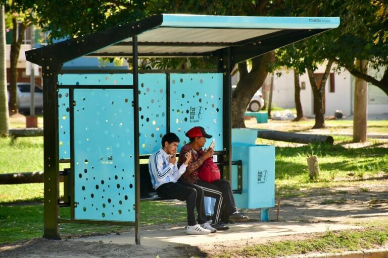 El Municipio está colocando nuevas garitas y amplió el sistema de pago en colectivos