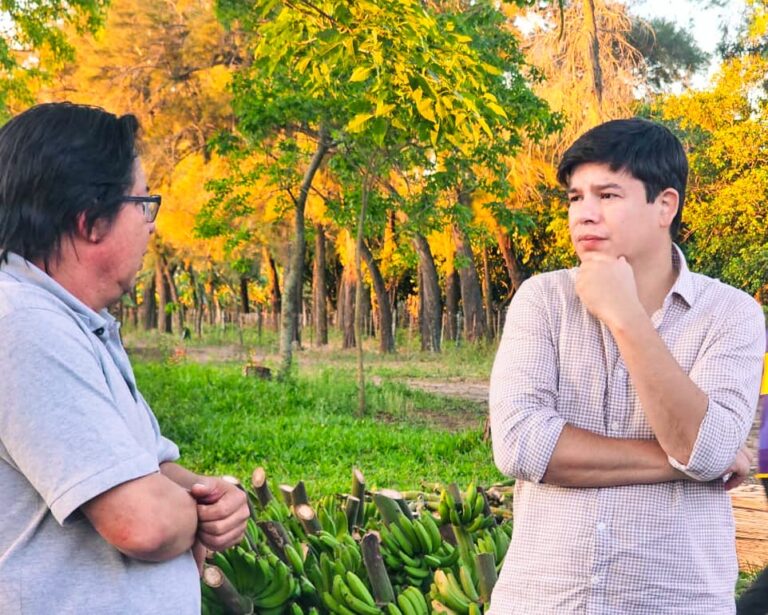 Laguna Naineck: Enzo Casadei recorre la localidad con propuestas para la producción y la economía