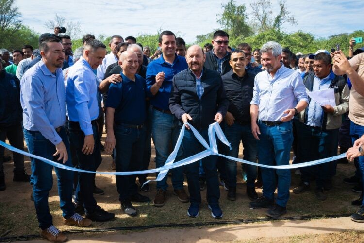 Insfrán inauguró un acueducto, obras educativas y una pileta municipal en su gira por el oeste